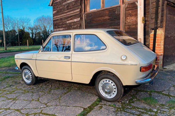 Fiat имаше склонност да изпробва нови идеи върху моделите на дъщерната марка Autobianchi, за да не рискува възможна търговски провал. Като такъв, (1964-70) Autobianchi Primula имаше задвижване на предните колела и хечбек опция години преди да пристигнат новите 127 и 128.

Заменяйки 850 със задно разположен двигател, 127 от 1971 г. беше първият член на това, което стана известно като "супермини" сектор. Автомобили, малко по-големи и по-изтънчени от чудото на BMC, но проектирани около същите принципи на ефективност. Скоро и Renault 5, и Volkswagen Polo  се присъединиха към компанията.

127 показа известен консерватизъм. С близо 4 милиона продадени бройки този модел се предлагаше с багажник и две врати до края на производството в началото на 80-те години.
Интересното е, че в в Испания компанията Seat произвеждаше 127 като хечбек с три и пет врати